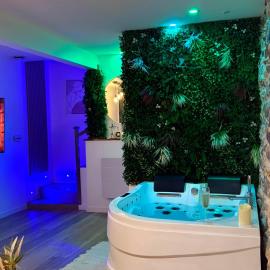 Villa Romance Intime Prestige -Jacuzzi Privatif, , Table a massage , Fauteuil tantra, Balançoire romantique, хотел в Виен