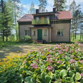 Large detached house without neighbors
