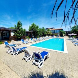 Mobilhome Arina - Camping Turanj with Pool、トゥラニのホテル