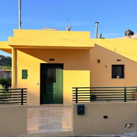 Mikio - Cretan Village House, Vineyards & Music