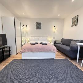 Cosy skylight Modern Studio and Free Private Parking