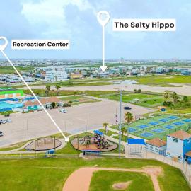 Spacious & Pet Friendly - Game Room Sleeps 10, hotel in Port Aransas