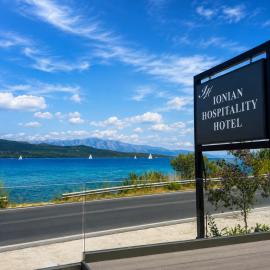 Ionian Hospitality Hotel - Fully Renovated - Seafront、ニキアナのホテル