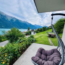 Chalet Luna - Lake Apartment by Lake Brienz, hotell i Niederried