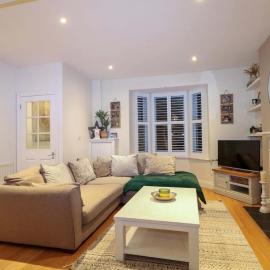 Gordon Avenue - Stunning 3 bed semi-detached Victorian House, hotel in Camberley