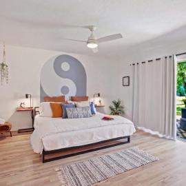 The YinYang - King Bed , Workspace , Full Kitchen, hotel in Gainesville