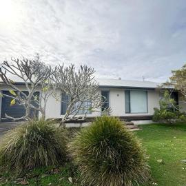 Barefoot Bungalow - Bring your own linen