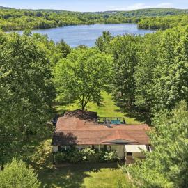 Lakefront Hot Tub Retreat Gig WiFi 75 TV Sleeps 16, hotel i Woodridge