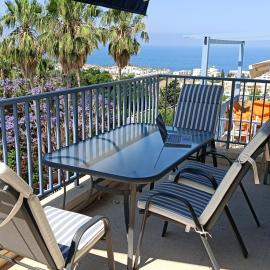 Two BR Sea View with Balcony and Pool Paphos, viešbutis mieste Klorakas