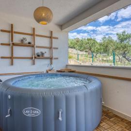 Villa Ancora - Merope Apt /w Jacuzzi & Terrace - Happy Rentals