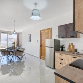 Spacious & Modern 3 bedroom, steps from stunning sea views!, Hotel in Il-Ħamrija