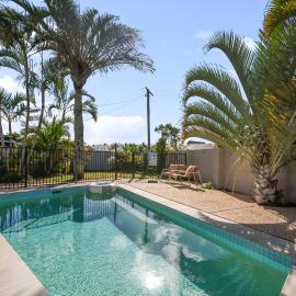 Casa Banksia Waterfront Ocean Views Huge Pool, hotel in Banksia Beach