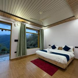 Pahadi Aangan Chakrata, hótel í Kailāna