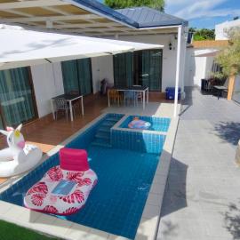 บ้านออมPool villa บางแสน sin, hotel in Ban Bang Saen (1)