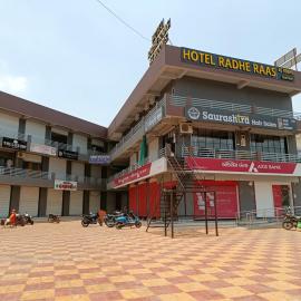 Hotel Radhe Raas, מלון בVāsad