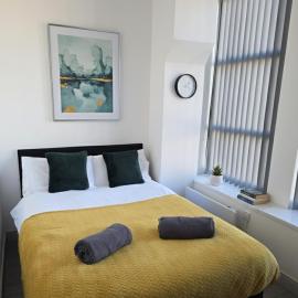 Deluxe 1 & 2 Bed Apartment - Desborough - Kettering - Sleeps up to 5 - Free Parking, - WIFI - Contractors, Professionals, Families and Relocators - By The Home Makers Hub