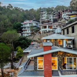 ELIVAAS Signature Bask and Blessings Highlands Pet-Friendly 7-BHK Retreat With Private Scenic Balconies, Jacuzzi, Spa, Garden & Gazebo, hotel in Dagshai
