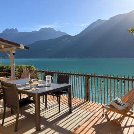 La cabane les pieds dans l'eau, accès direct au lac d'Annecy, хотел в Дусар