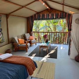 Kholiwe 2 - 2 sleeper glamping in a forest, hotel in Port Edward