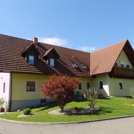 Obst- und Weinbauernhof BERNHARD, hotel in Leutschach