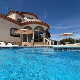 Amarella Costa Dorada - Alojamientos privados en villa mediterránea con amplia piscina y zonas BBQ, hotel in Les tres Cales