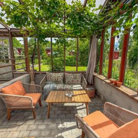 Cozy Cabin 300m from the Lake with Boat & large Greenhouse, hotel in Munka-Ljungby