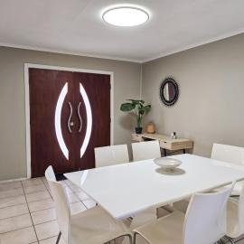 The Pine Rest - Spacious & Central Haven, Hotel in Brendale