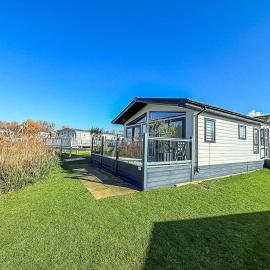 Stunning 6 Berth Lodge With Decking At Manor Park In Hunstanton Ref 23064K, hotel i Hunstanton