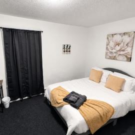 Nona - Private Room 1 with Parking, Desk & Fast WiFi near Yale, Quinnipiac, SCSU & Hospitals, hotel in Hamden