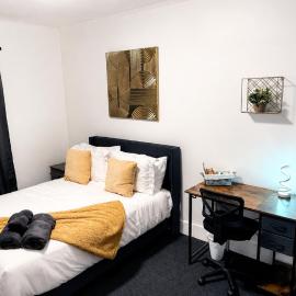 Nona - Private Room 2 with Parking, Desk & Fast WiFi near Yale, Quinnipiac, SCSU & Hospitals, hotel em Hamden