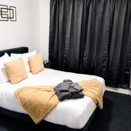 Nona - Private Room 3 with Parking, Desk & Fast WiFi near Yale, Quinnipiac, SCSU & Hospitals, hotel em Hamden