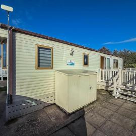Beautiful 6 Berth Caravan For Hire With Huge Decking At Manor Park Ref 23142K, hotel in Hunstanton