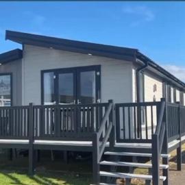 Beautiful Lodge With Full Decking Nearby Hunstanton Beach, Sleeps 6 Ref 23182K