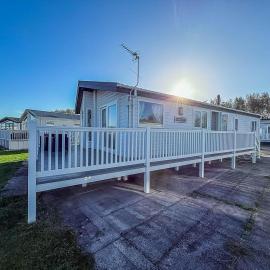 Beautiful Lodge With Decking In Hunstanton At Manor Park Ref 23195K