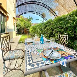 Hostdomus - Casetta Bouganville, hotel a Borgio Verezzi