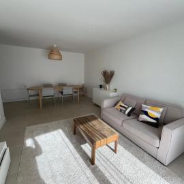 Appartement avec piscine chauffée et Tennis proche Deauville, hotel en Touques