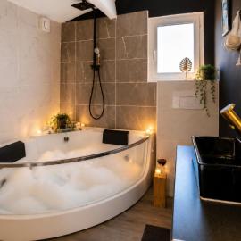Jacuzzi Terrasse Centre Narbonne، فندق في ناربون