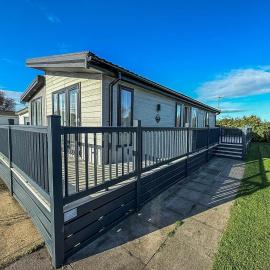 Stunning Lodge With Decking Nearby Hunstanton Beach, Sleeps 6 Ref 23215K, Hotel in Hunstanton