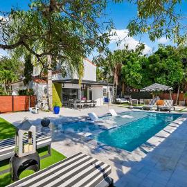 Villa 800 - 3 BEDROOM - 3 AND A HALF BATHROOMS -6 BEDS- Spa like Retreat Saline Pool & Jacuzzi