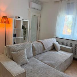 Neu renoviertes Apartment nahe Flughafen Wien Schwechat I mit Parkplatz & 2 Schlafzimmer, hotel in Schwechat