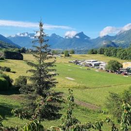 L'OBSERVATOIRE JACUZZI VUE PARAPENTE 6 personnes, hotel in Talloires