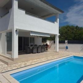 Villa Carnizza - private villa with pool and jacuzzi, hotel i Krnica