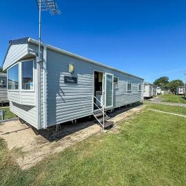 Superb Caravan At Dovercourt Park, Sleeps 8 Ref 44202C, hotel in Great Oakley