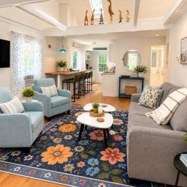 NEW Charming Coastal Bungalow steps from the Beach, hotel in Madison