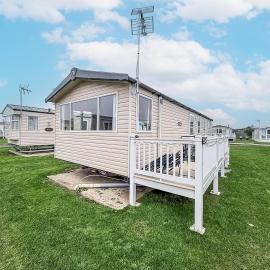 Spacious 8 Berth Caravan At Dovercourt Holiday Park, Essex Ref 44202K, hotel in Great Oakley