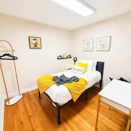 Cozy Private Twin Room 2 with Desk TV and WiFi near Yale, hotel in Hamden