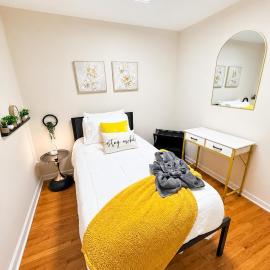 Cozy Private Twin Room 2 with Desk TV and WiFi near Yale