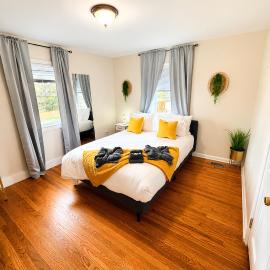 Cozy Private Queen Room 3 with Desk TV and WiFi near Yale, hotel en Hamden
