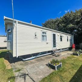 Dog Friendly 8 Berth Caravan At Dovercourt Holiday Park In Essex Ref 44504P, hotel in Great Oakley