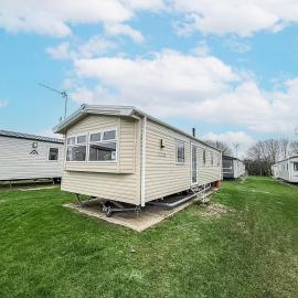 Cosy Caravan With Free Wi-Fi At Dovercourt Holiday Park Ref 44502R, hotel in Great Oakley